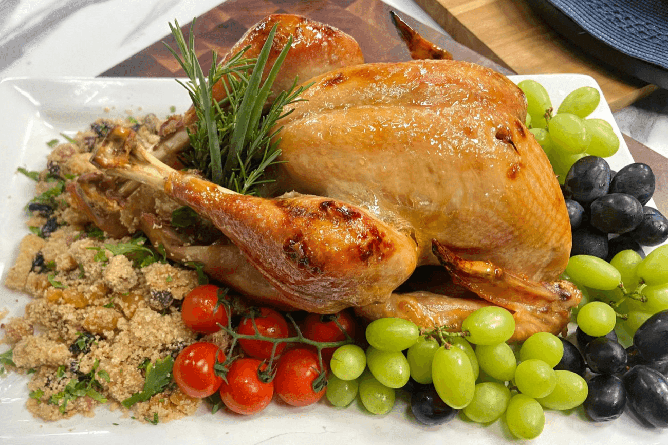 Peru assado com farofa e frutas é tradição no Natal brasileiro