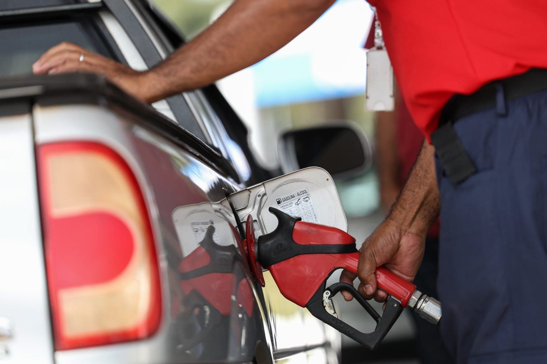 Gasolina fica mais barata na distribuidora, mas preços não devem chegar aos consumidores