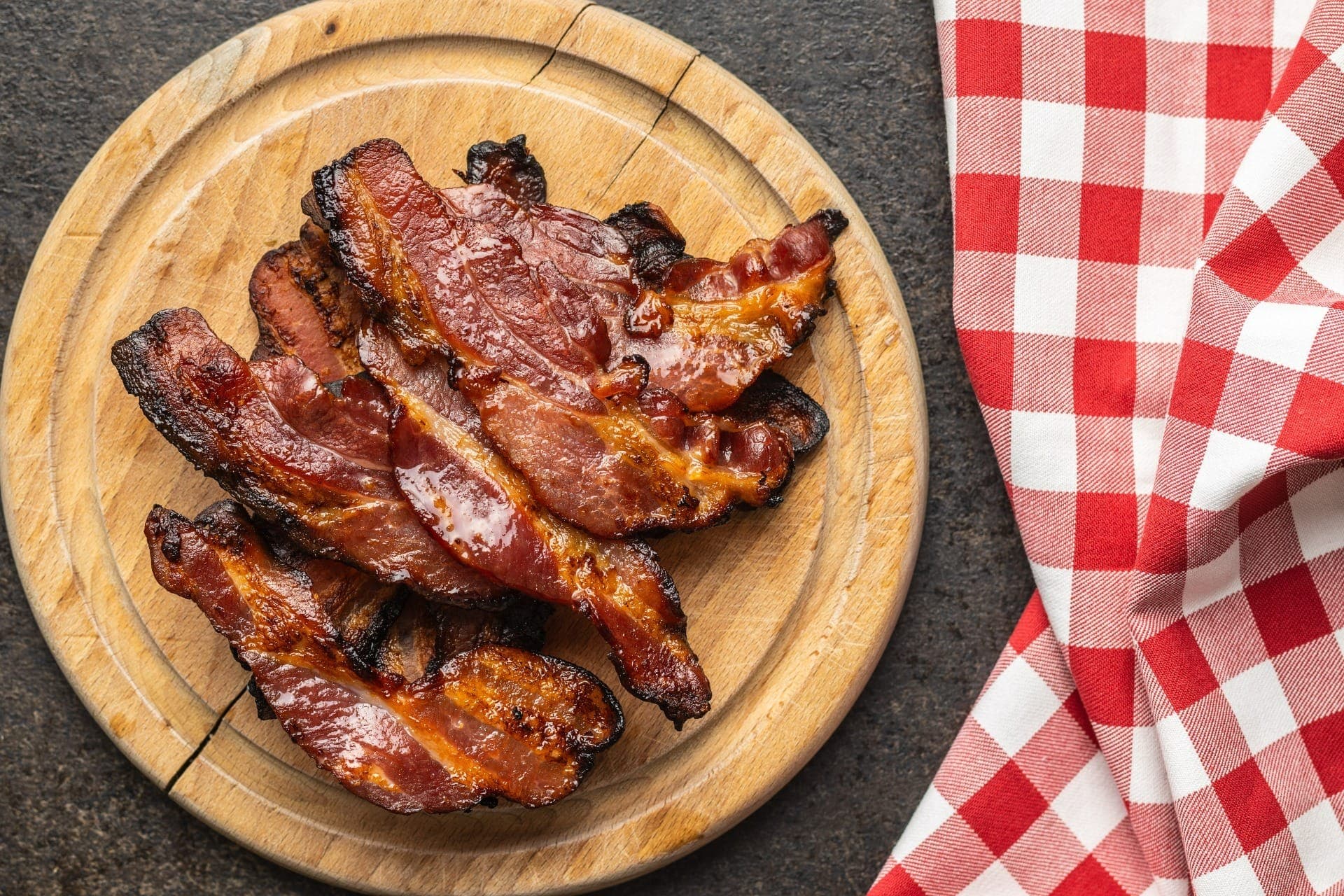 Bacon artesanal é feito com carne suína e temperos naturais