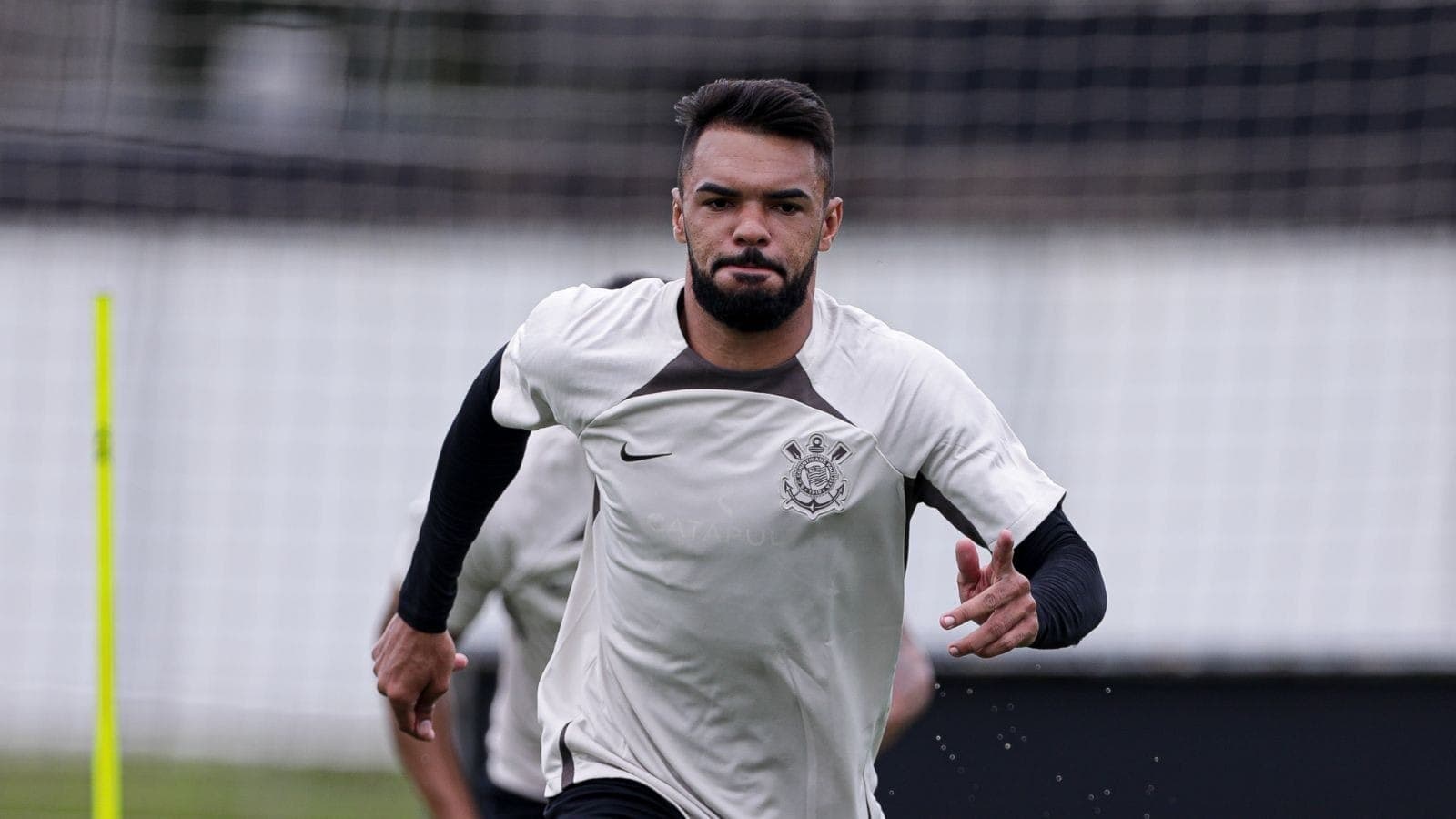 A divida do Corinthians é por causa do volante Raniele