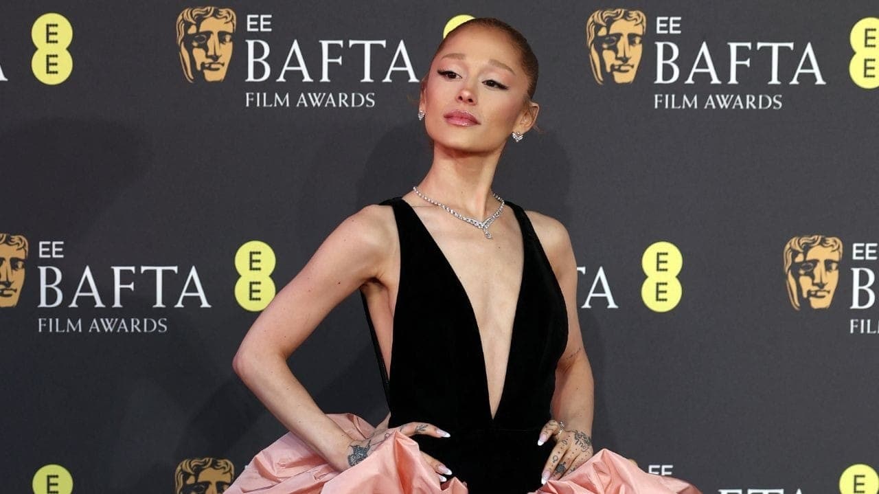 Ariana Grande no tapete vermelho do BAFTA
