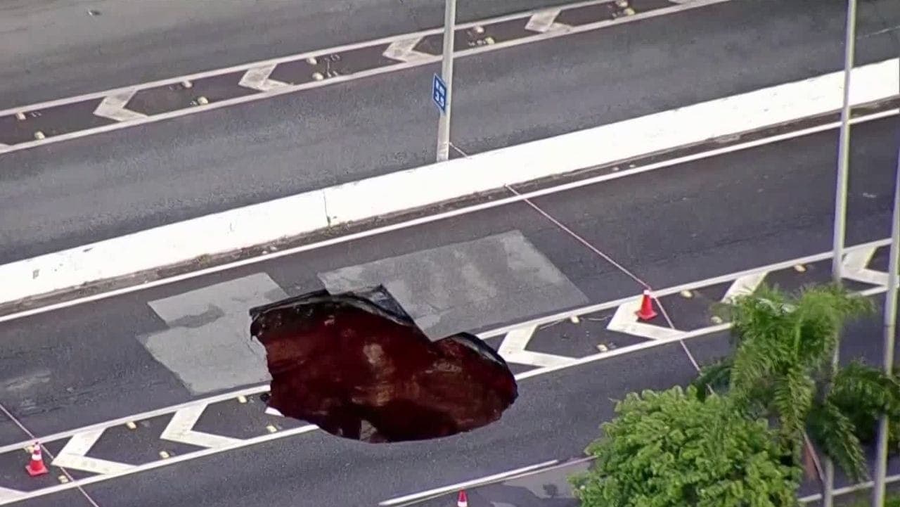 Cratera aberta na Marginal Tietê, em SP