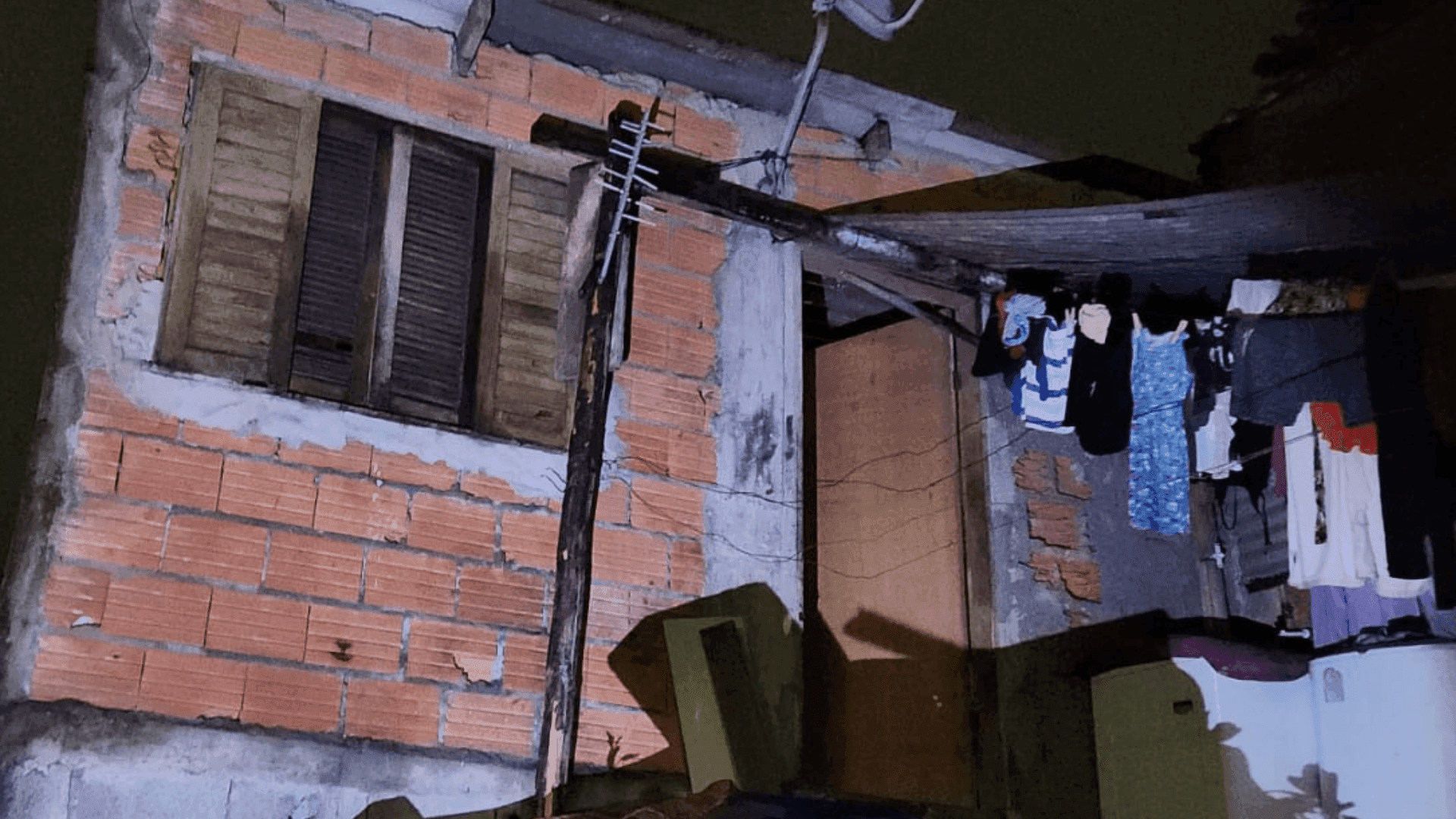 Defesa Civil de São Sebastião interdita casa e remove família após fortes chuvas na cidade