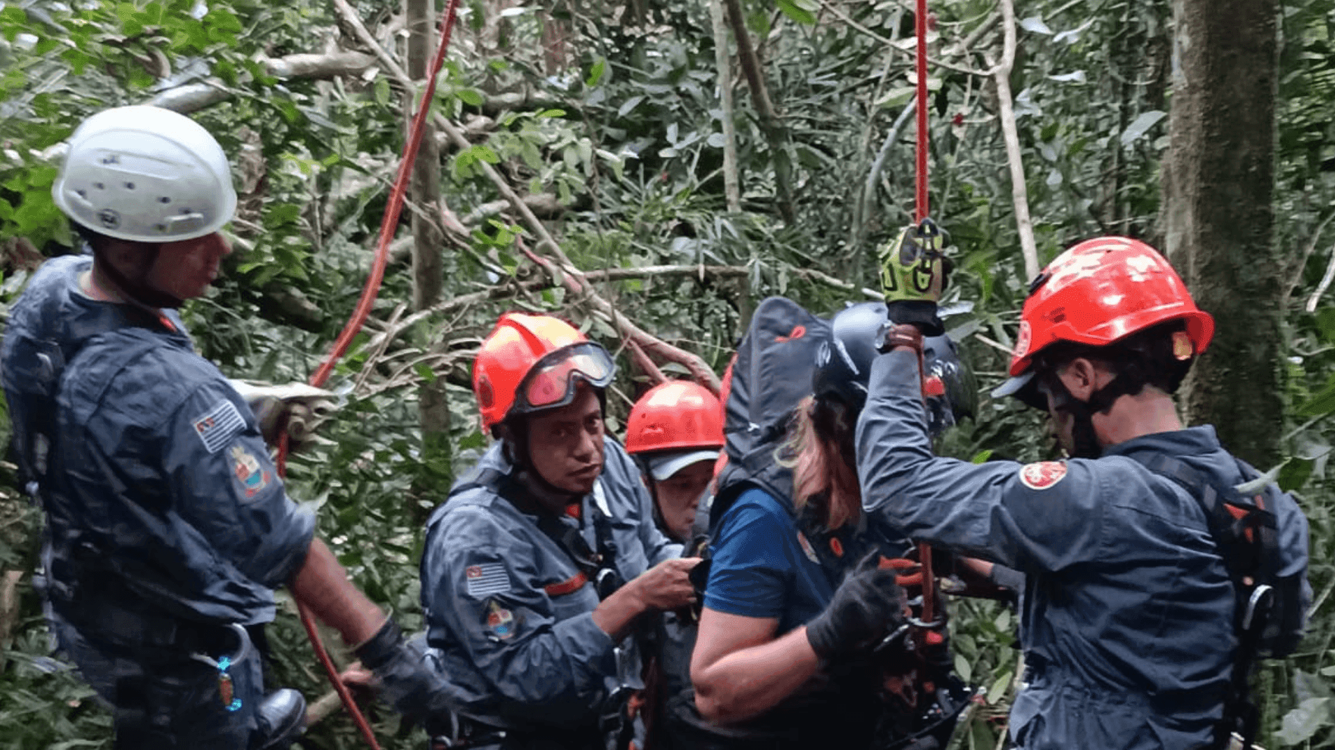 Mulher é resgatada após saltar de parapente e ficar presa em árvore em Caraguatatuba