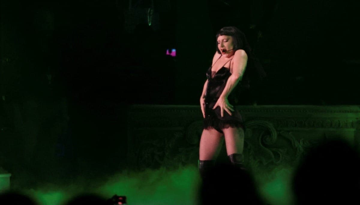 Lady Gaga realiza show na praia de Copacabana