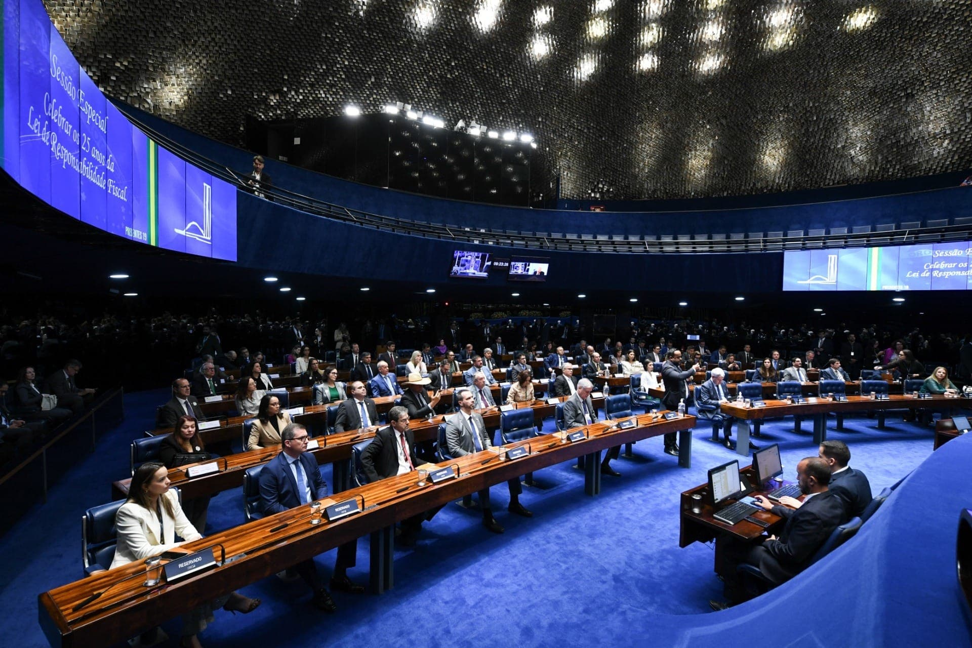 CCJ discute fim da reeleição