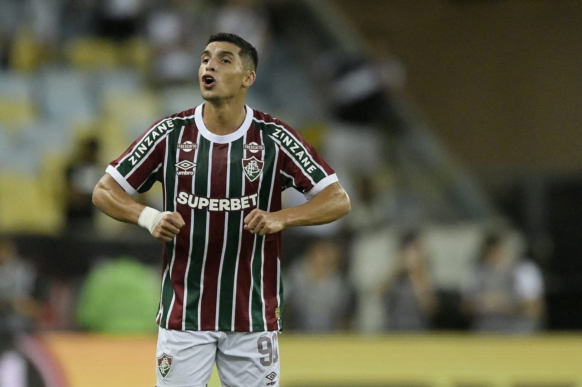 Serna comemora gol com a camisa do Fluminense