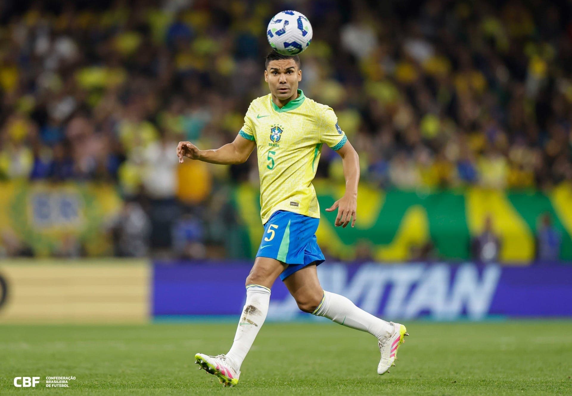Casemiro no jogo do Brasil contra o Paraguai