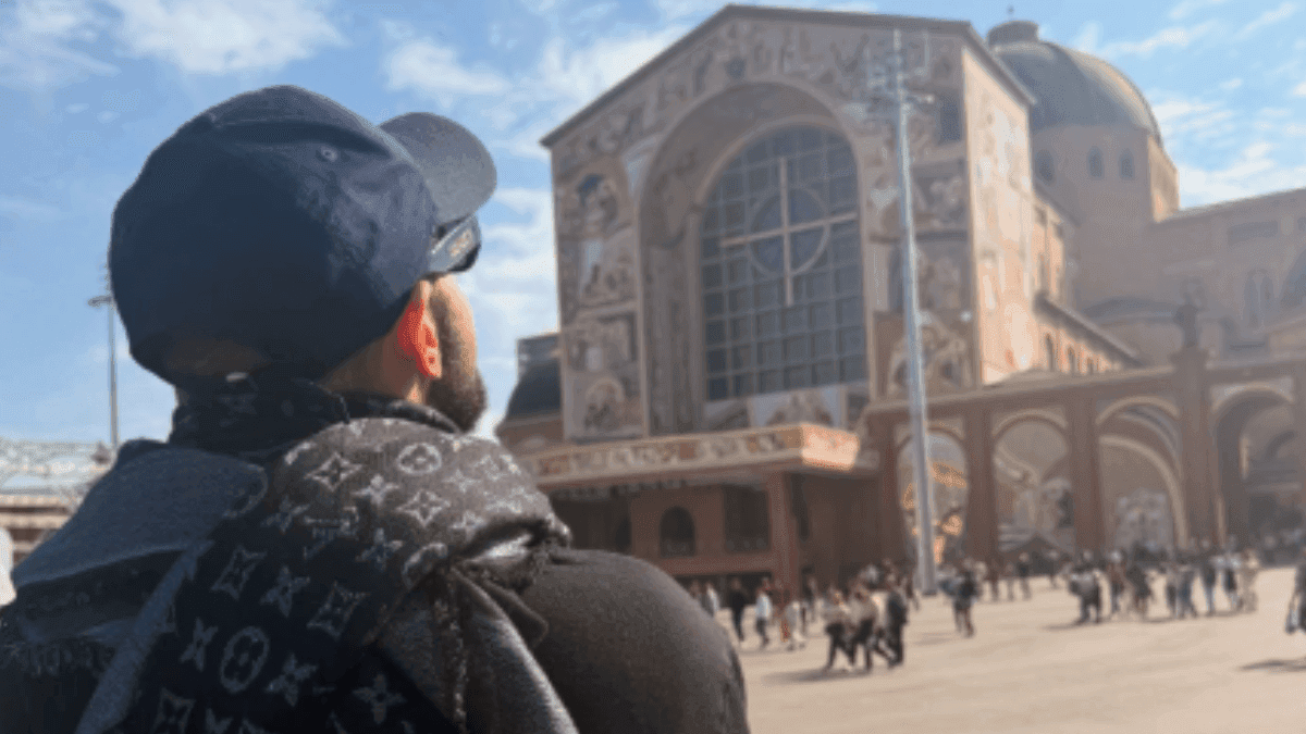 Após morte de Preta Gil, Gominho visita Santuário Nacional de Aparecida em homenagem a amiga