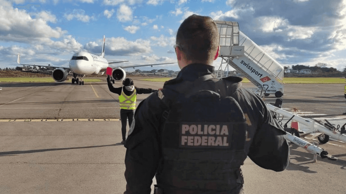 Imagem ilustrativa de agente da Polícia Federal em aeroporto