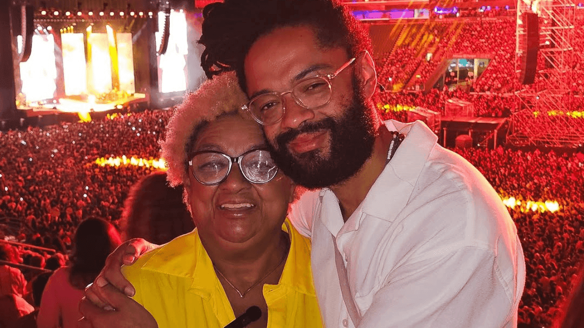 Dona Jacira ao lado de Fióti