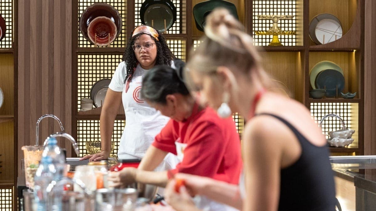 Leonela observa Fernanda e Glória no MasterChef