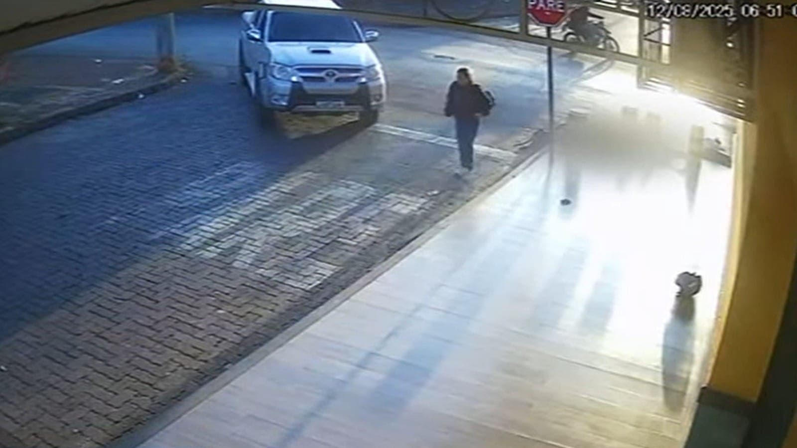 Gravação mostra motociclista tentando fazer ultrapassagem pela direita e atingindo veículo que fazia curva