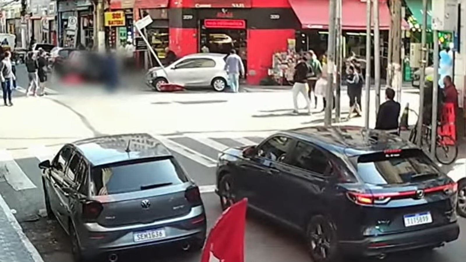 Criança foi atendida com uma fratura no pé; estado de saúde da outra vítima não foi divulgado