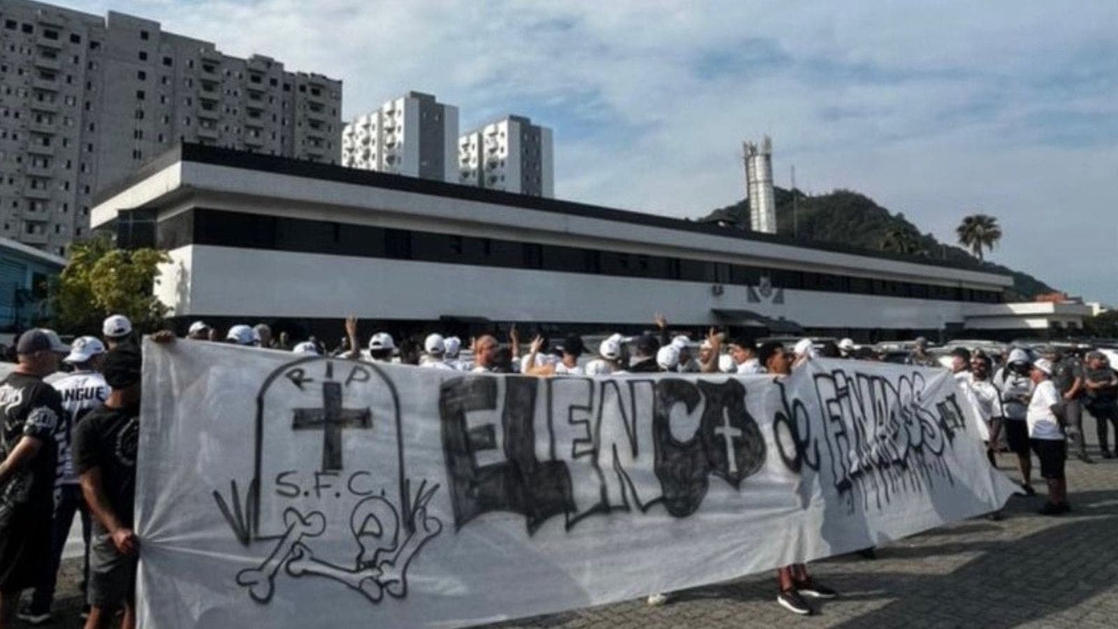 Torcedores do Santos no CT Rei Pelé