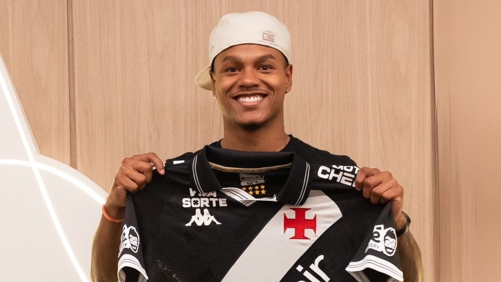 Matheus França com a camisa do Vasco