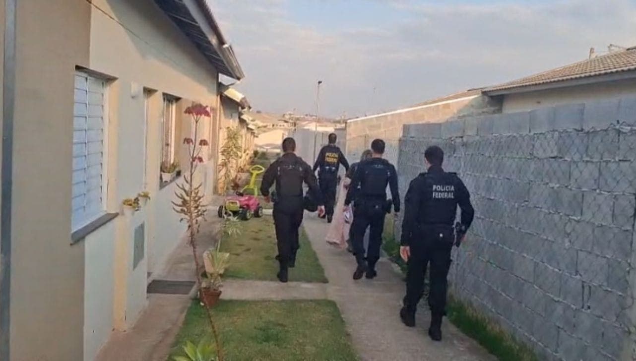 Policiais durante o cumprimento dos mandados