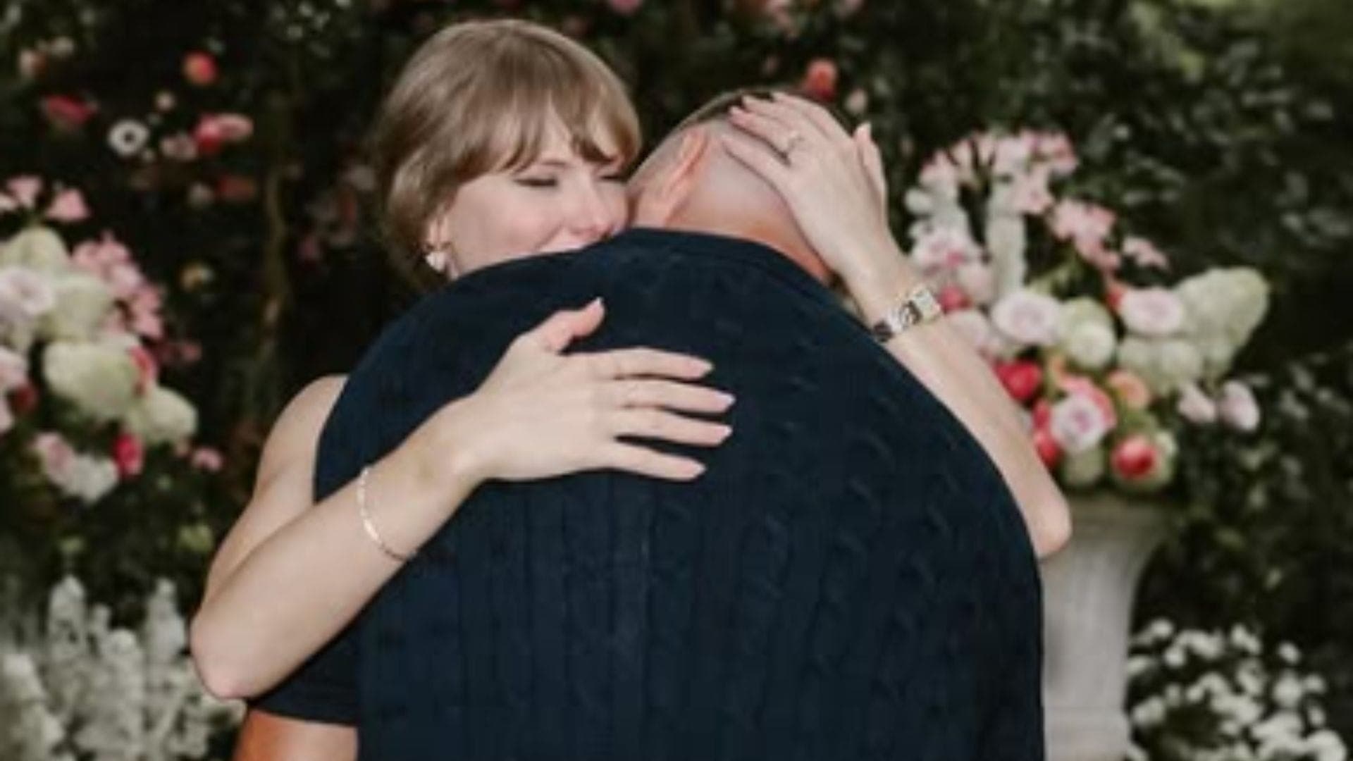 Taylor Swift e Travis Kelce estão noivos