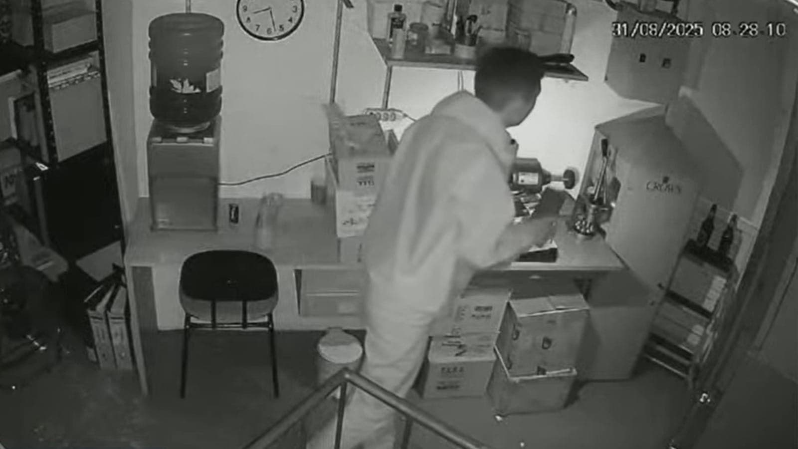 Suspeito se escondeu em loja vizinha e invadiu estabelecimento de madrugada por buraco na parede