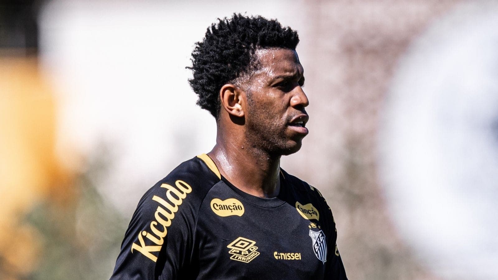 Gil durante treino do Santos