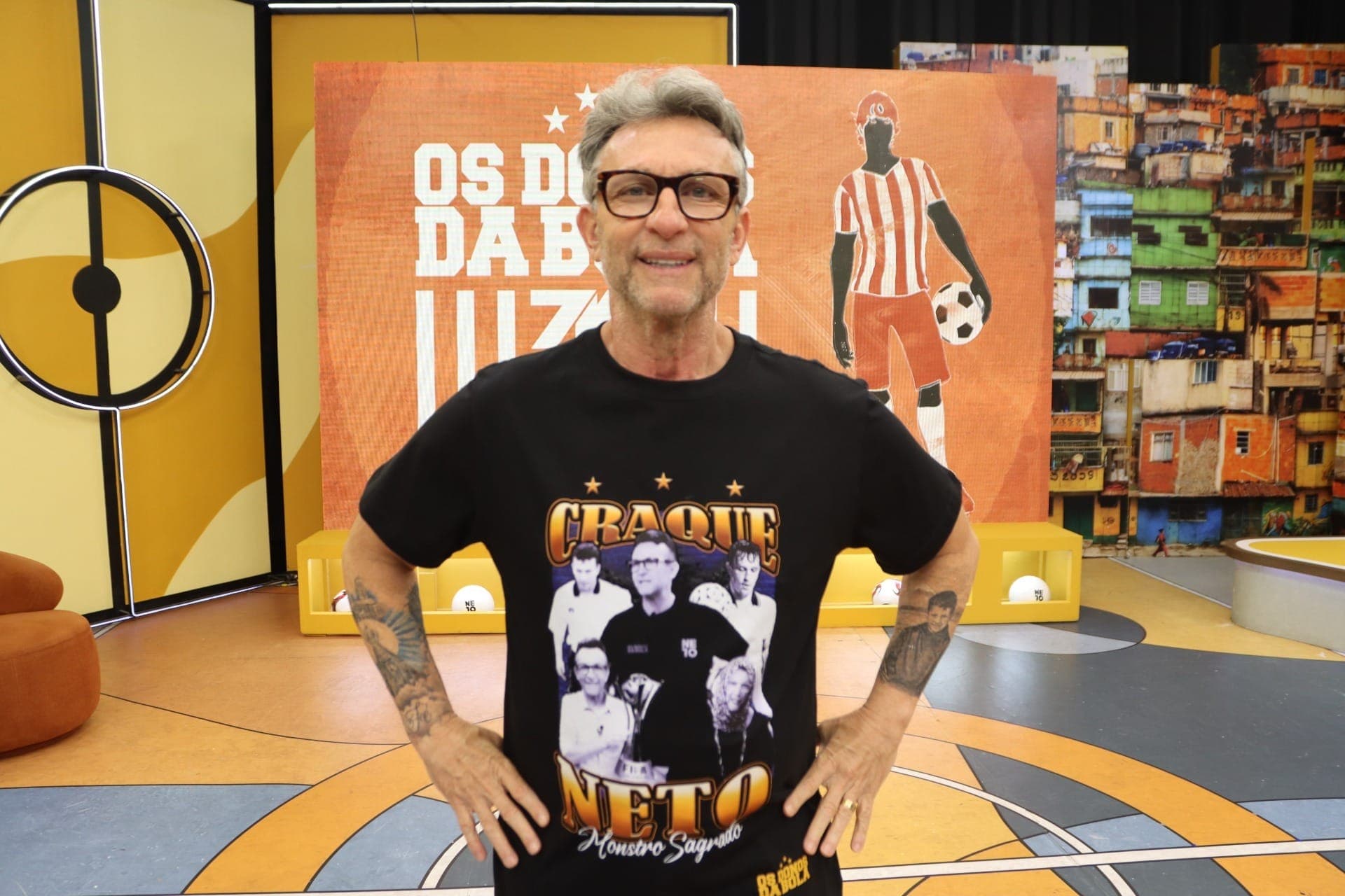 Craque Neto com a camisa "Monstro Sagrado"