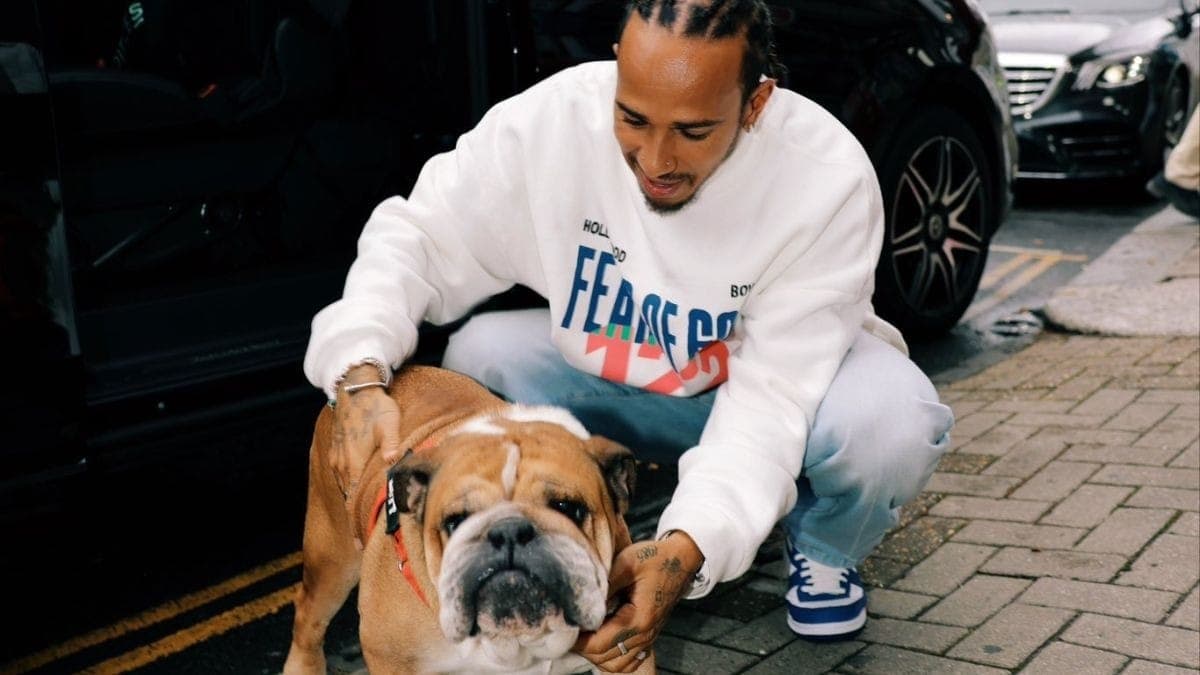 Roscoe com Lewis Hamilton em Londres