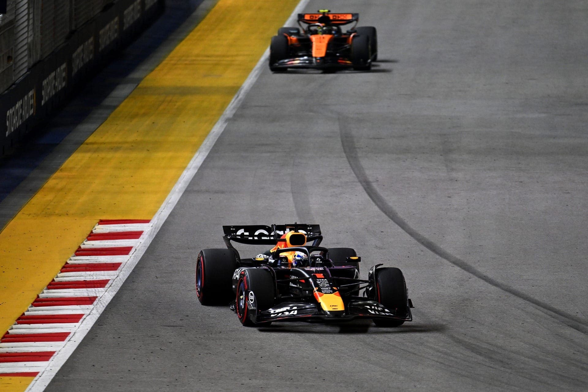 Enquanto McLaren bate cabeça, holandês da Red Bull tira 41 pontos da vantagem de Oscar Piastri em três provas