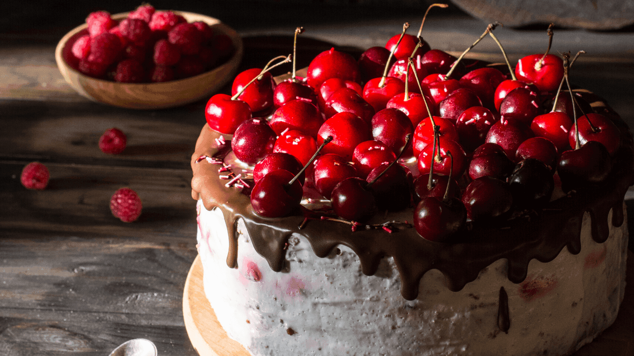 Bolo de chocolate com cerejas e vinho 