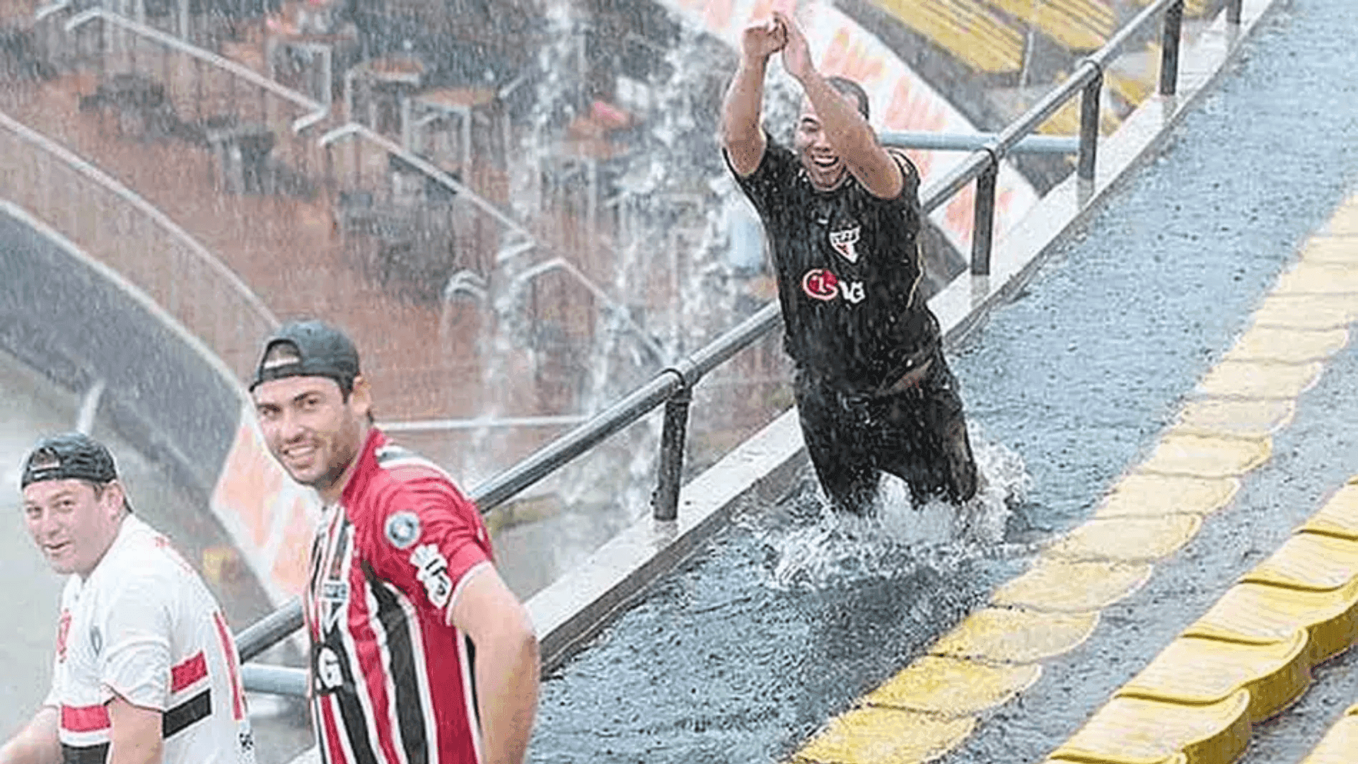 Torcedores nadando no Morumbi alagado