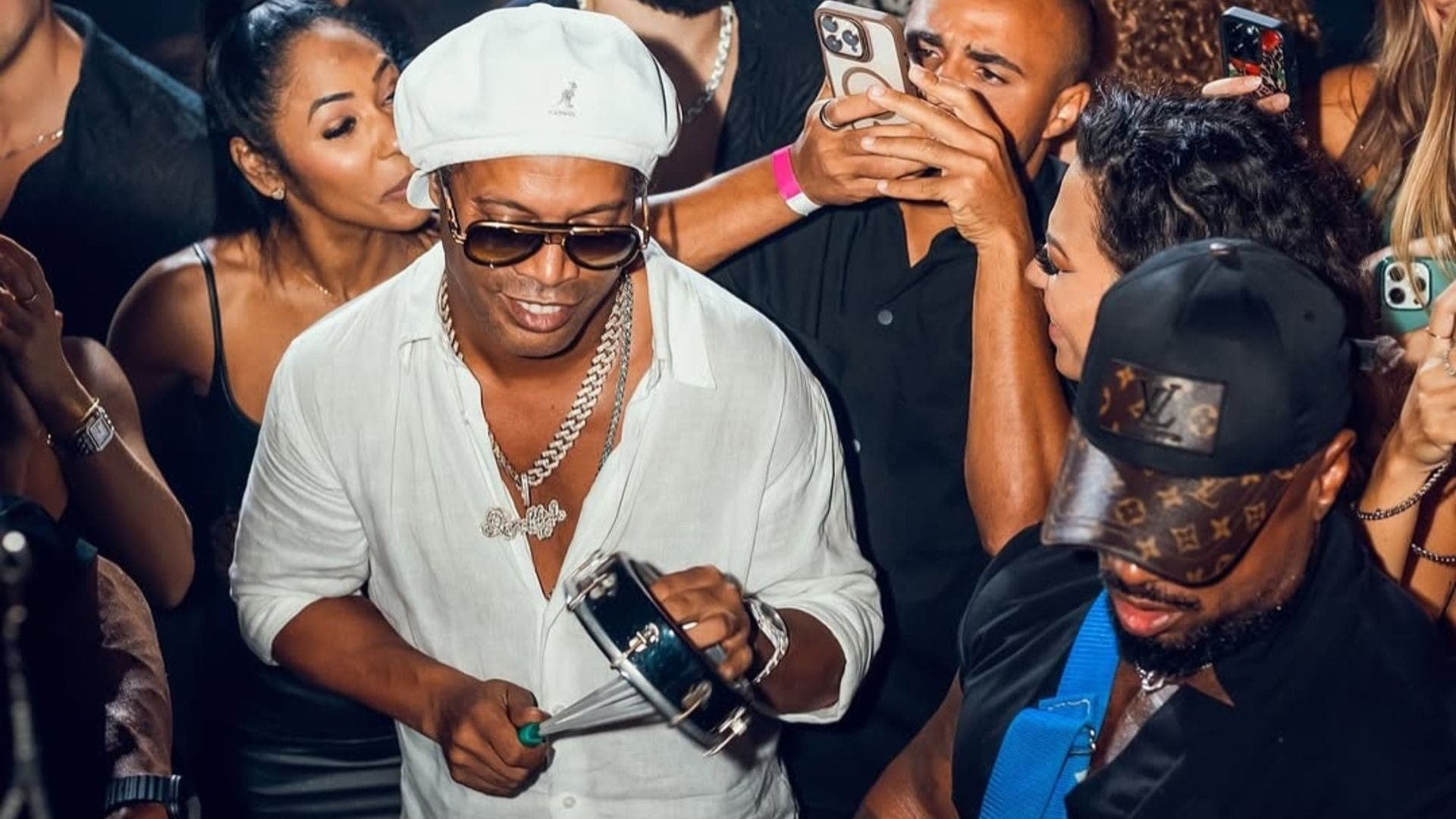 Ronaldinho Gaúcho também é craque na música