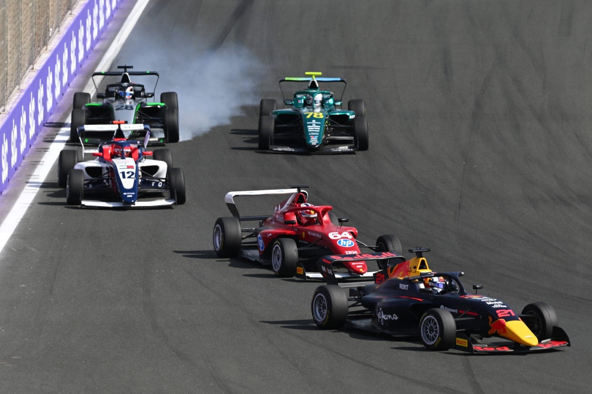 Desde 2024, cada equipe da Fórmula 1 se responsabiliza por apadrinhar uma pilota do grid da categoria feminina