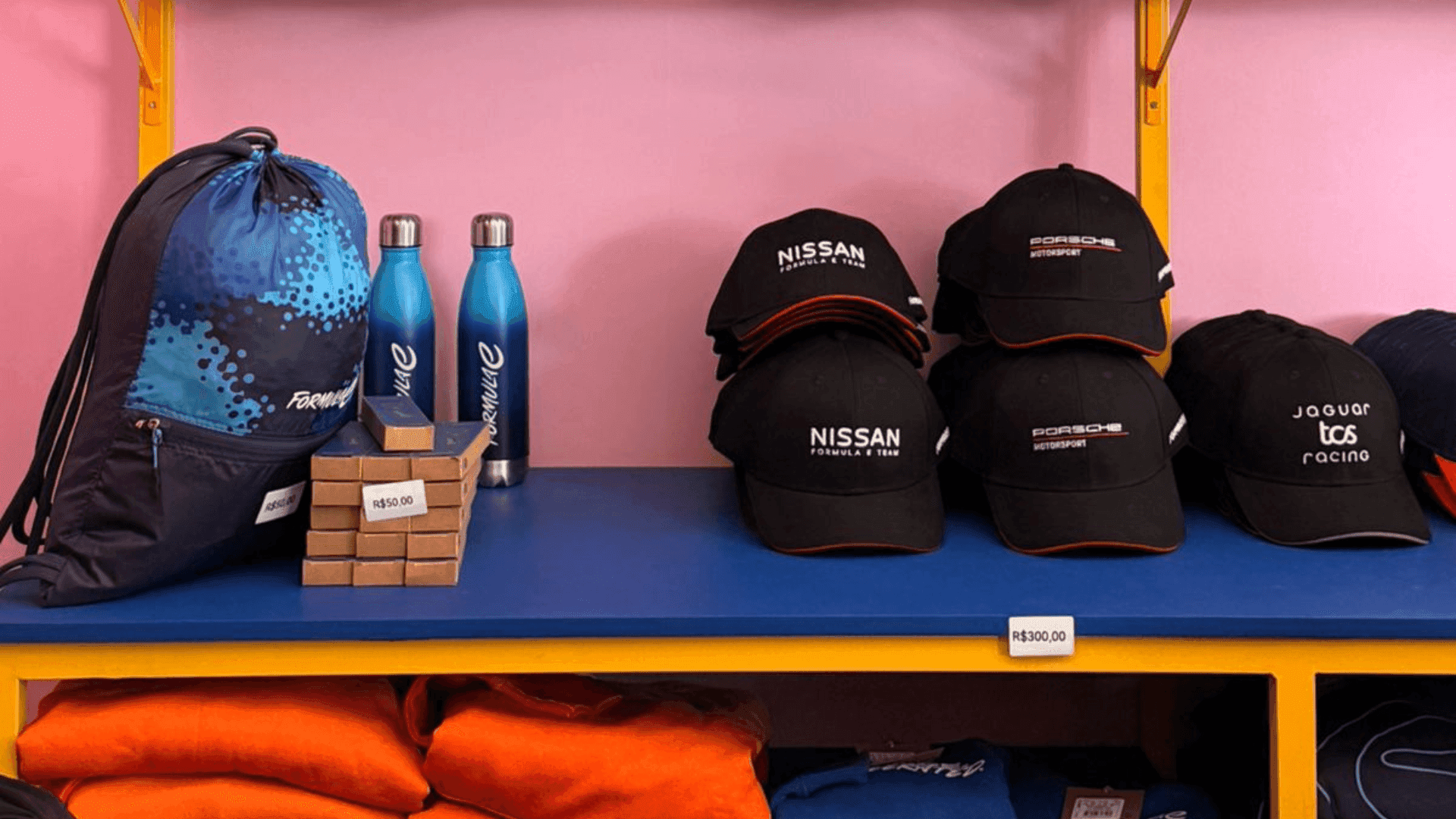 Mochila sacola, caneta e boné