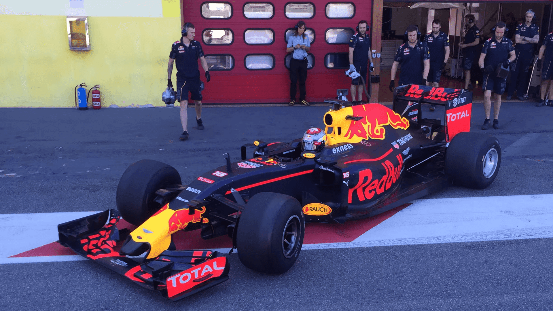 Red Bull testa pneus de 2017 da Pirelli