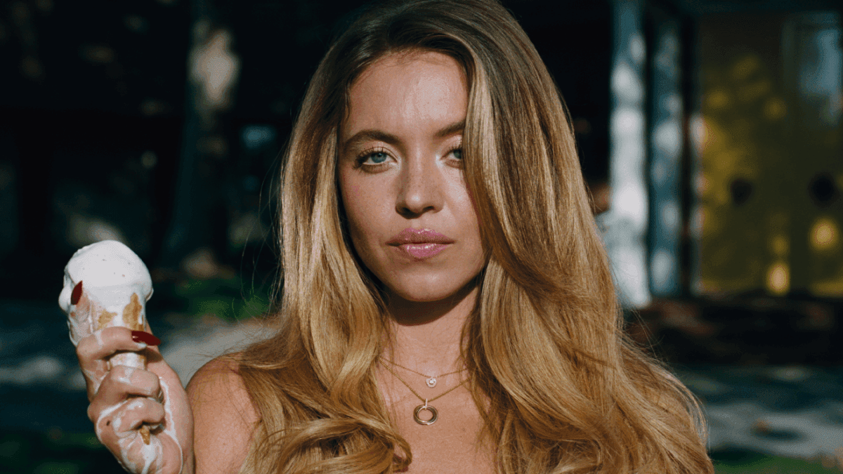 Sydney Sweeney como Cassie
