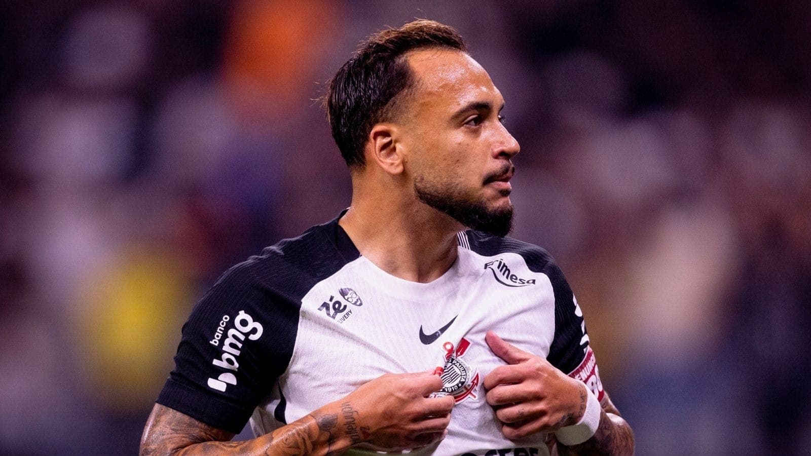 Maycon comemora gol pelo Corinthians