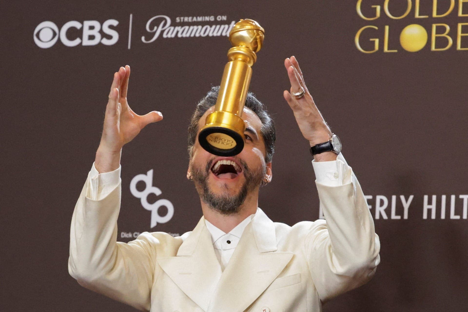 Wagner Moura com Globo de Ouro