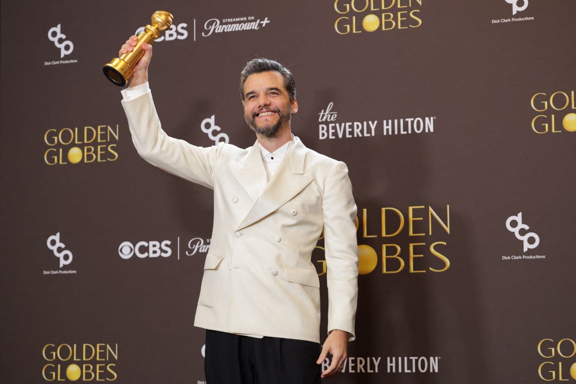 Wagner Moura com o Globo de Ouro