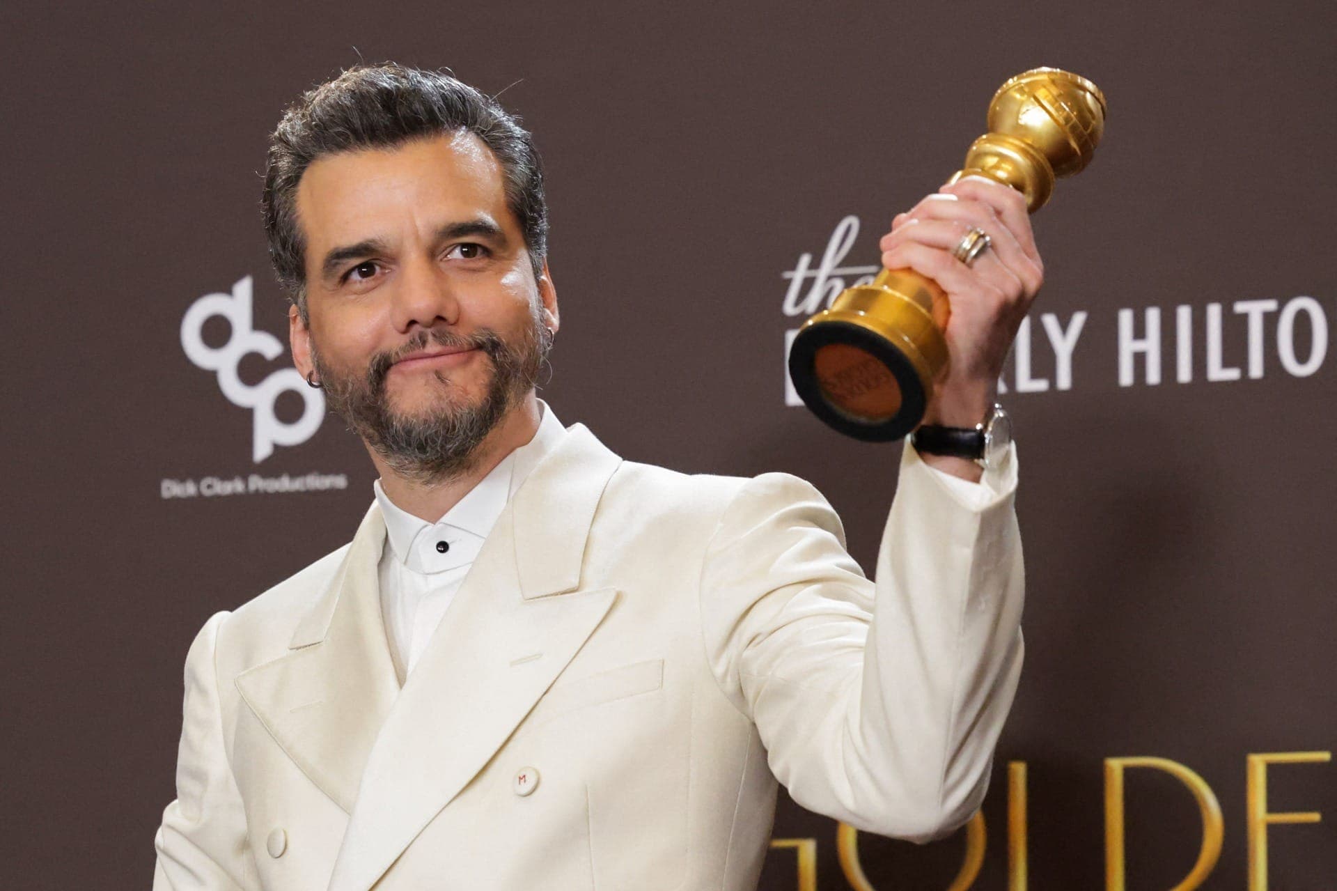 Wagner Moura com a estatueta do Globo de Ouro