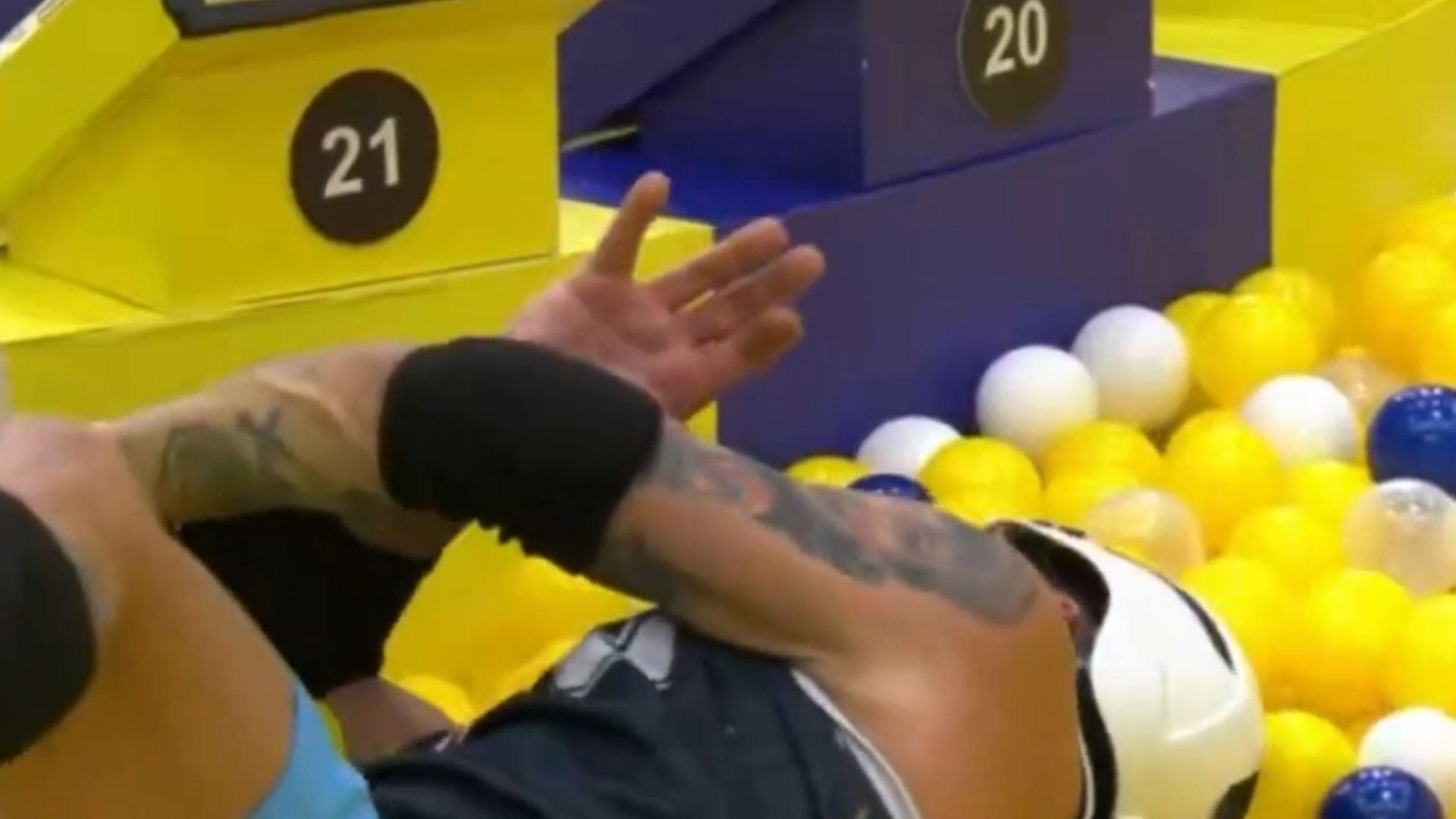 Henri Castelli caiu e teve convulsão no BBB