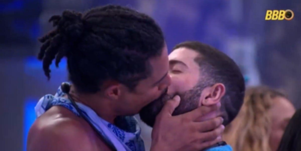 Breno e Marcelo dão primeiro beijo do BBB