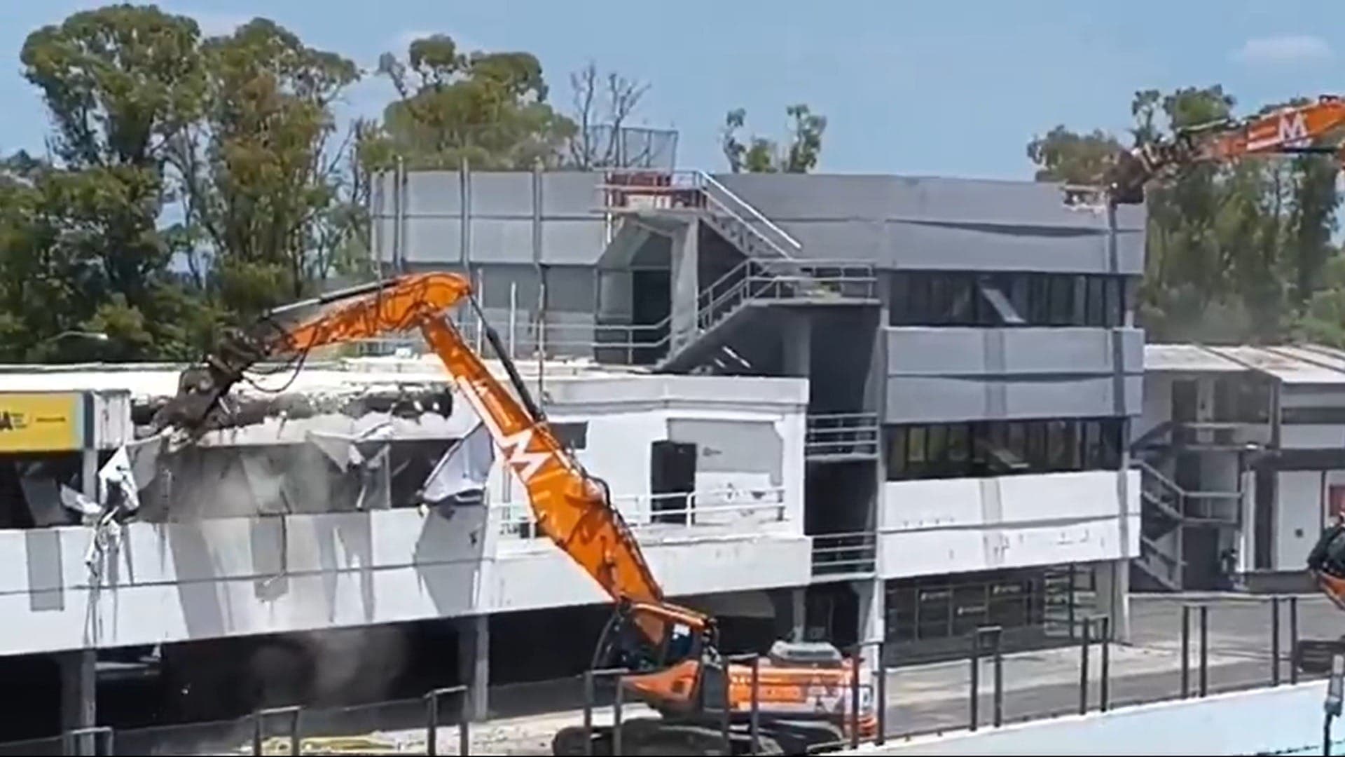 Boxes construídos em 1994 foram demolidos por maquinas nesta segunda-feira (19)