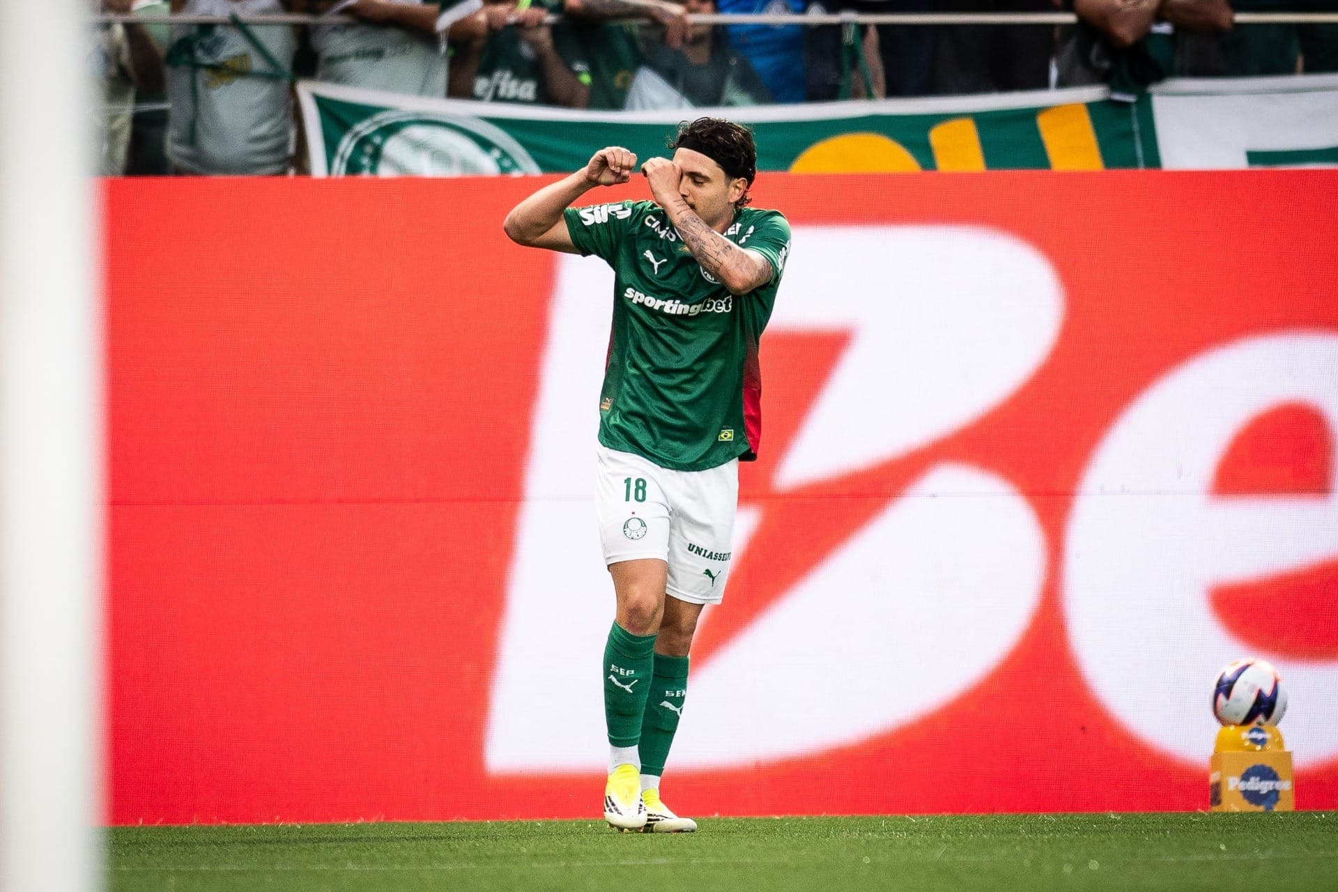 Maurício comemora gol contra o São Paulo