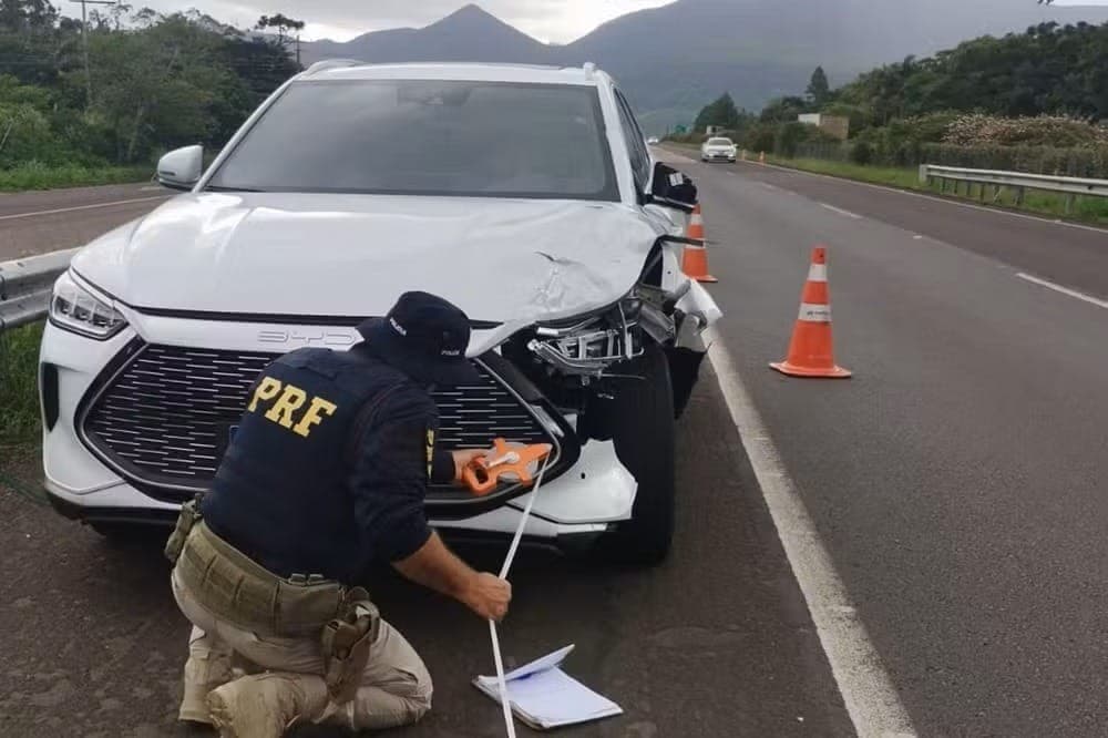 Carro do ex-jogador Magrão após acidente