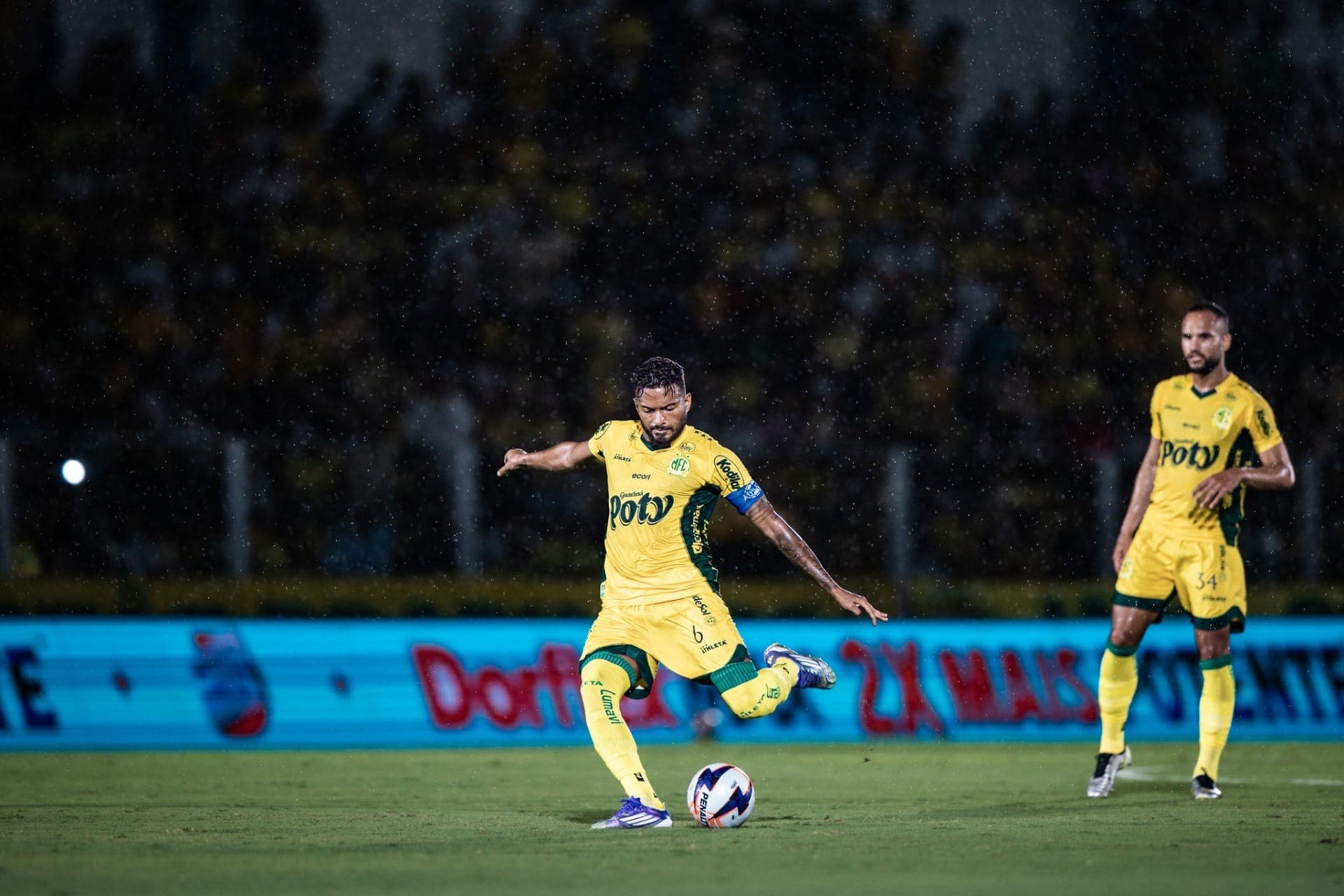 Reinaldo cobra falta para o Mirassol, no Maião