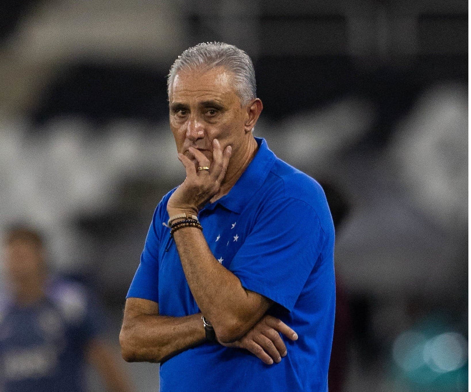Tite observa os jogadores do Cruzeiro na derrota contra o Botafogo, por 4 a 0
