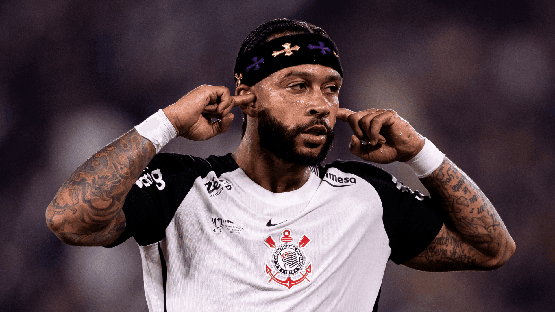 Memphis Depay, atacante do Corinthians, se lesionou no jogo contra o Flamengo