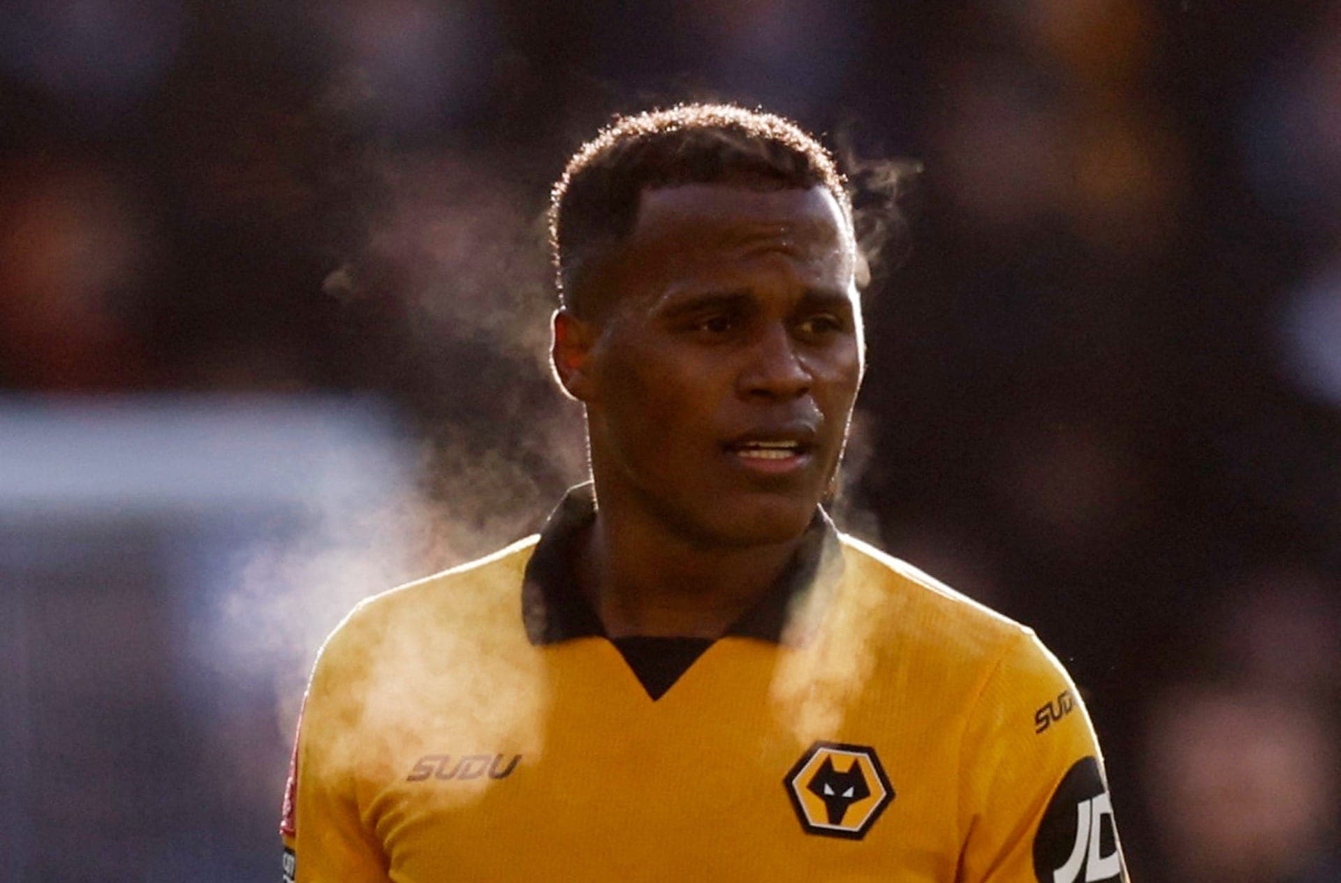 Jhon Arias em ação pelo Wolverhampton; meia é reserva no clube inglês