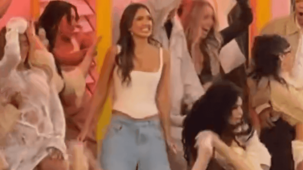 Jessica Alba recebe duras críticas por "rebolado"