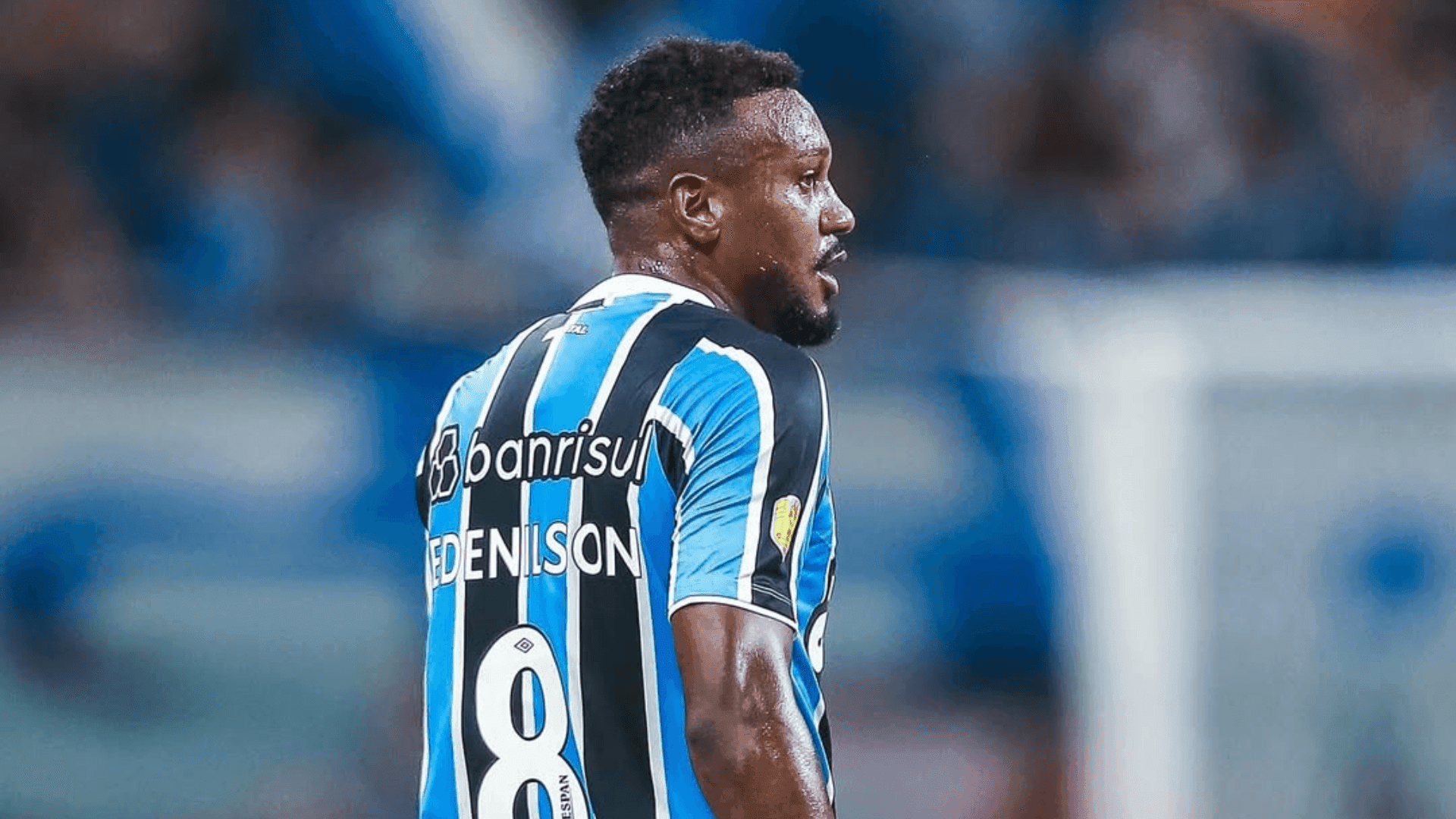 Edenilson com a camisa do Grêmio