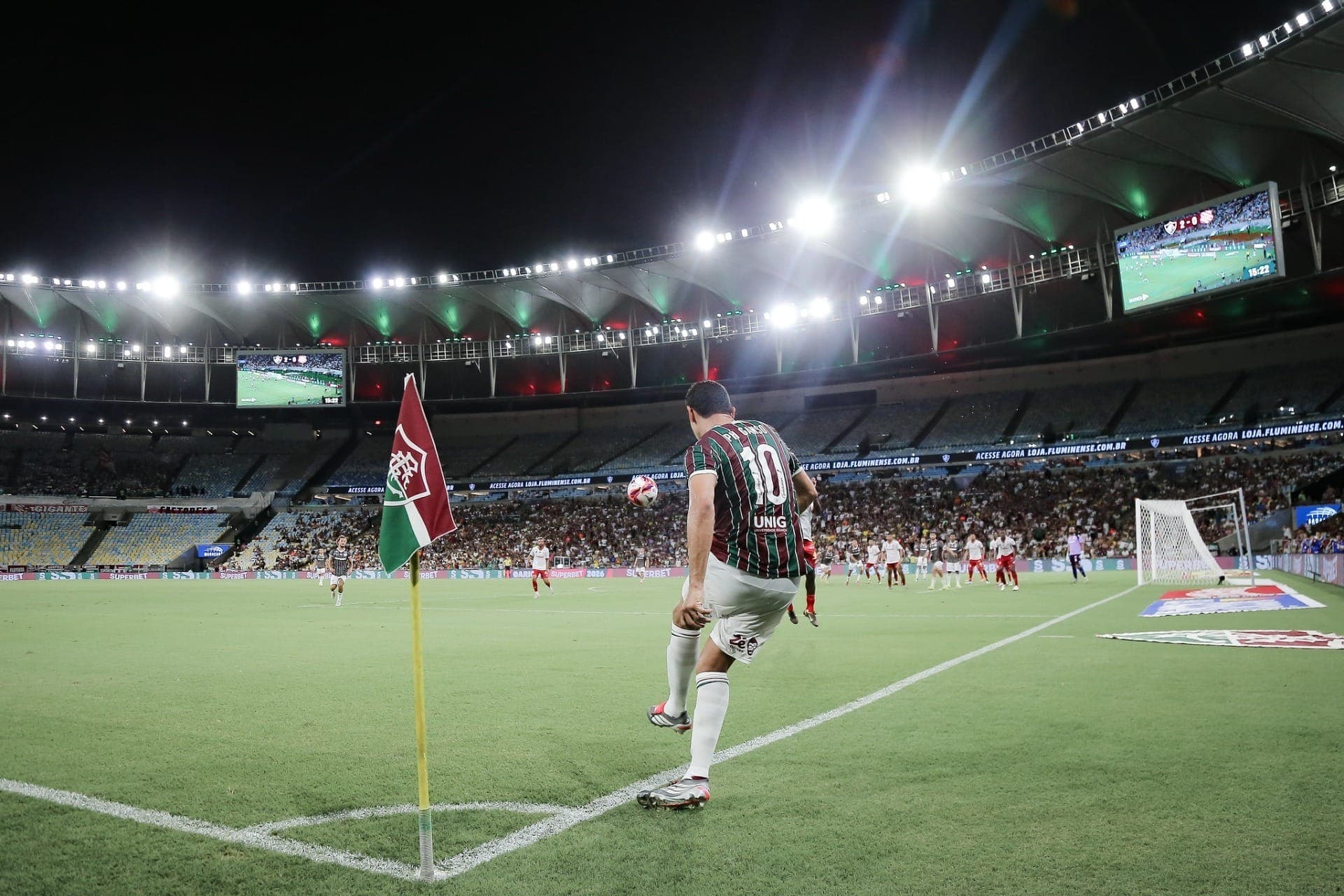 Ganso, do Fluminense, bate escanteio